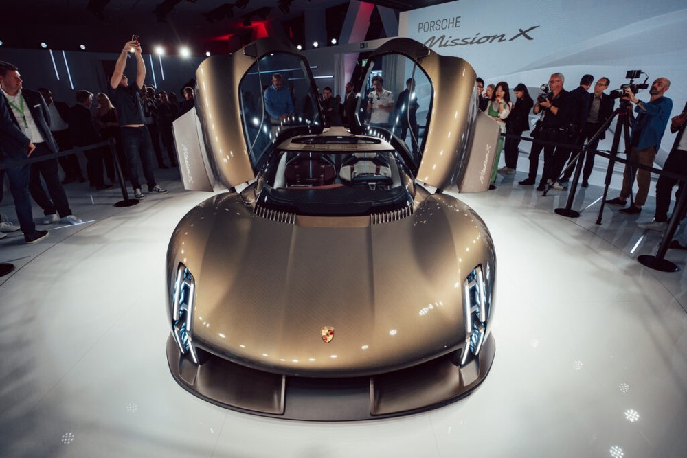 Porsche Mission X có cửa cắt kéo