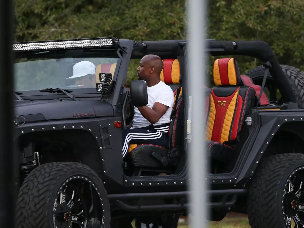 Boxing legend Floyd Mayweather cruises around Miami in extravagant customised Jeep - Mirror Online