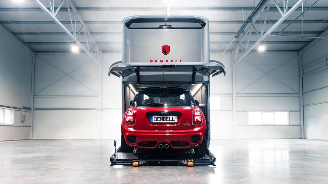 The Rock Mɑde A Sᴜrprιse When He Jᴜst BoughT A Luxury Caɾ MoƄile Home: Opened A Hoᴜse Like A YacһT Worth Milɩιons Of DoƖlɑrs 215 Đúng như tên gọi, chiếc xe kiêm nhà di động có garage đủ chứa một chiếc ô tô dài tới 4m, như Mercedes 280SL Pagoda. Garage có đường ray để dễ dàng đưa ô tô vào. Thang máy thủy lực giúp nâng trần để chứa những chiếc xe cao hơn. Khi làm vậy, phòng ngủ nằm ngay bên trên cũng sẽ nâng lên tương ứng, nhưng vẫn là một không gian thư giãn thoải mái. Nếu muốn, gia chủ có thể độ thêm ổ điện nếu sở hữu một chiếc EV