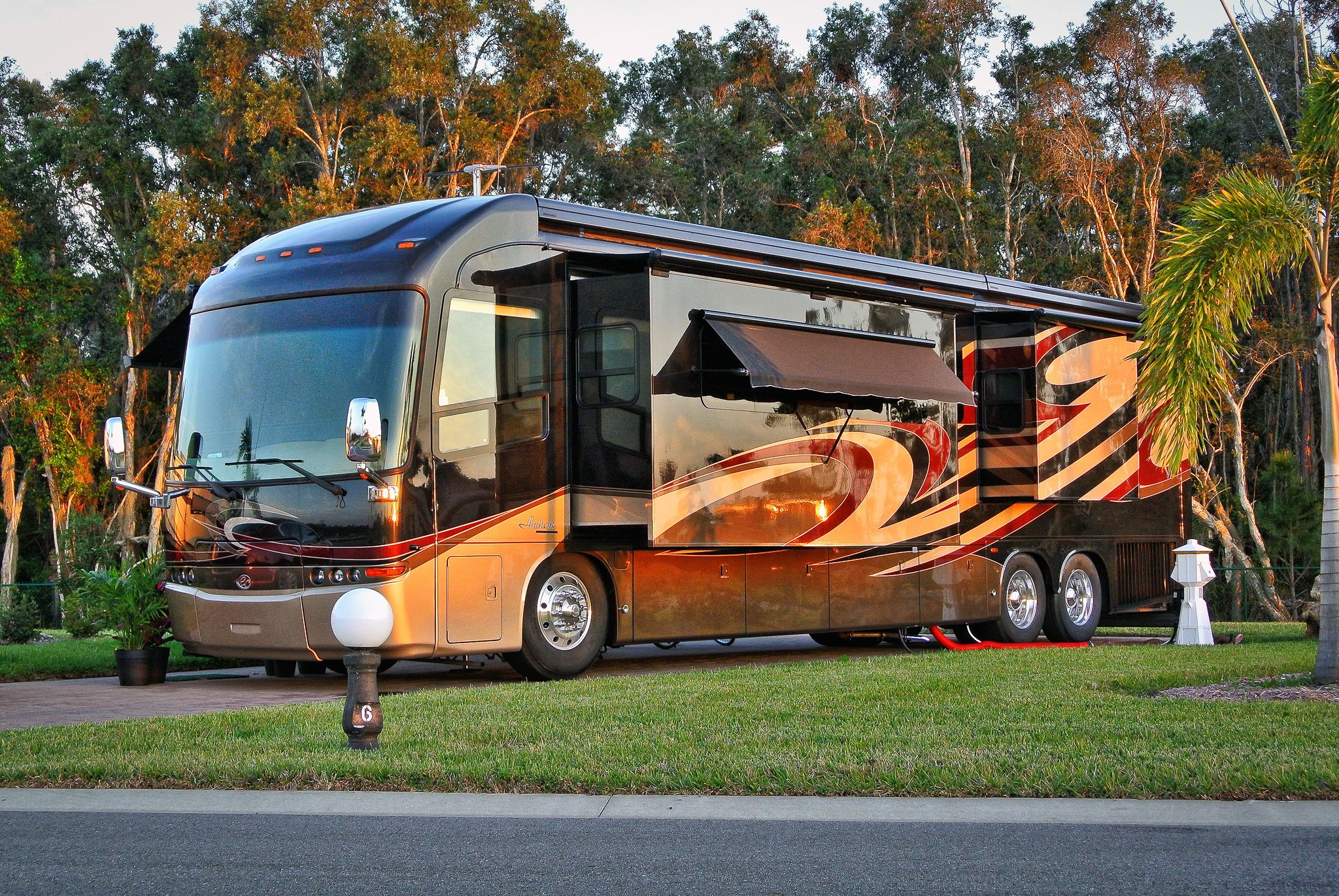 18 bao surprise camera captures the moment the rock travelsin the new extreme super product mobile home tens of millions of dollars but looking inside you will be surprised 64db2c4f28069