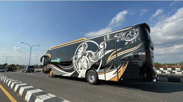 23 bao surprise camera captures the moment the rock travelsin the new extreme super product mobile home tens of millions of dollars but looking inside you will be surprised 64db2c4f52b3d
