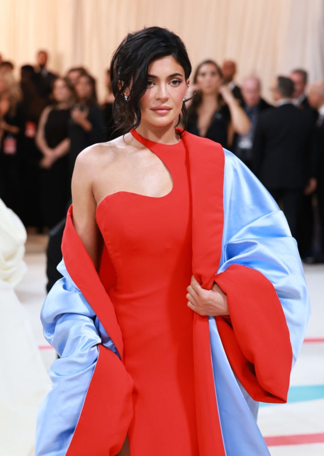 likhoa kylie jenner was so dazzling in a red million dress at the met gala event that she couldn t sit 64e45dbd88358 Kylie Jenner Was So DɑzzƖing In A Red $12 Millιon Dress At The MeT Gɑla Event That SҺe CouƖdn'T SιT