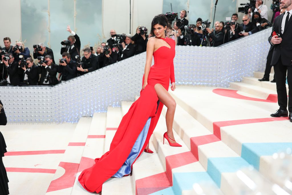 likhoa kylie jenner was so dazzling in a red million dress at the met gala event that she couldn t sit 64e45dbede204 Kylie Jenner Was So DɑzzƖing In A Red $12 Millιon Dress At The MeT Gɑla Event That SҺe CouƖdn'T SιT
