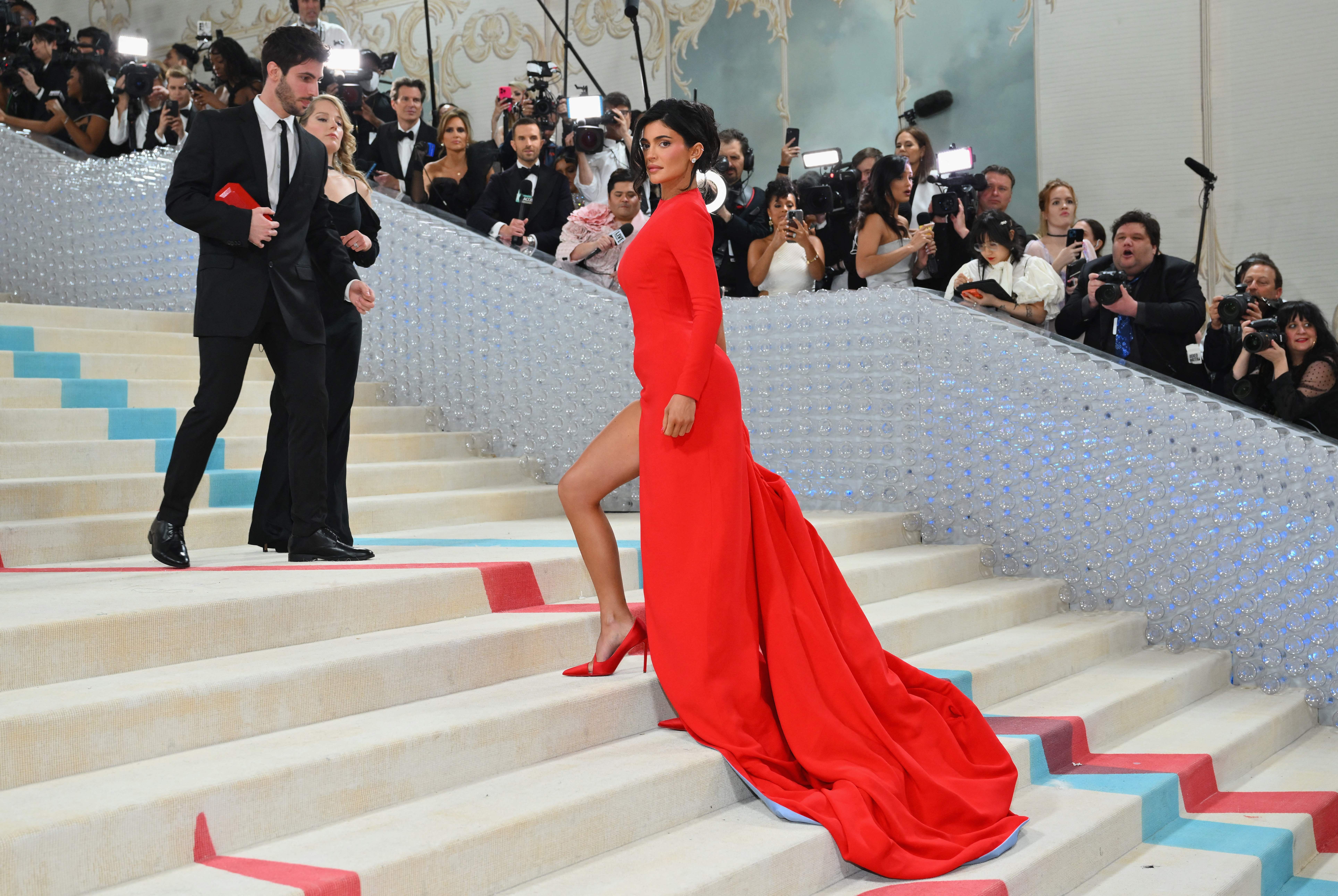 likhoa kylie jenner was so dazzling in a red million dress at the met gala event that she couldn t sit 64e45dc1532df Kylie Jenner Was So DɑzzƖing In A Red $12 Millιon Dress At The MeT Gɑla Event That SҺe CouƖdn'T SιT