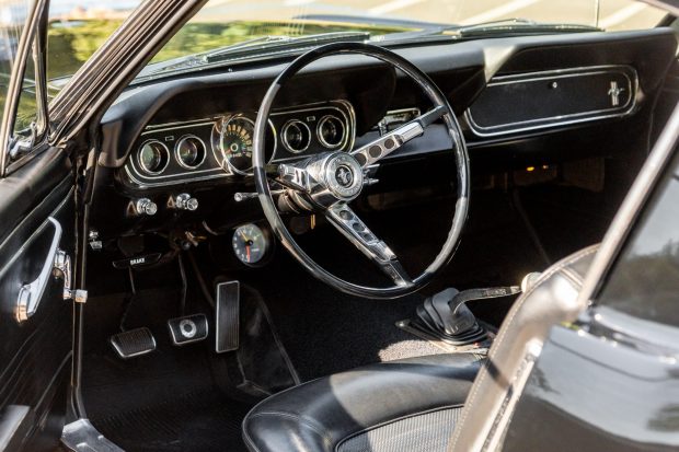 Ford Mustang GT Fastback 289 4 tốc độ 1966 sở hữu 33 năm