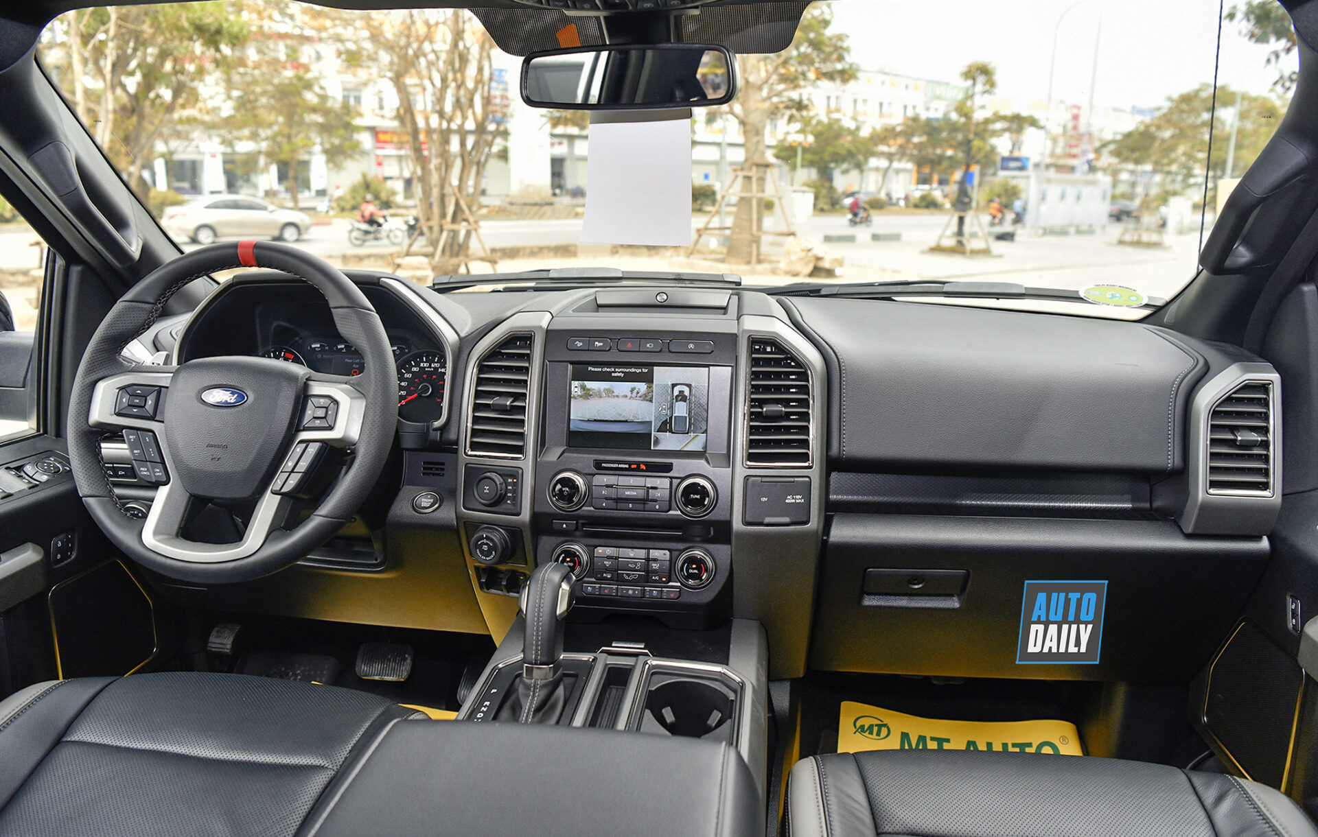 Chi tiết nội thất Ford F-150 Raptor 2018 giá hơn 4 tỷ đồng