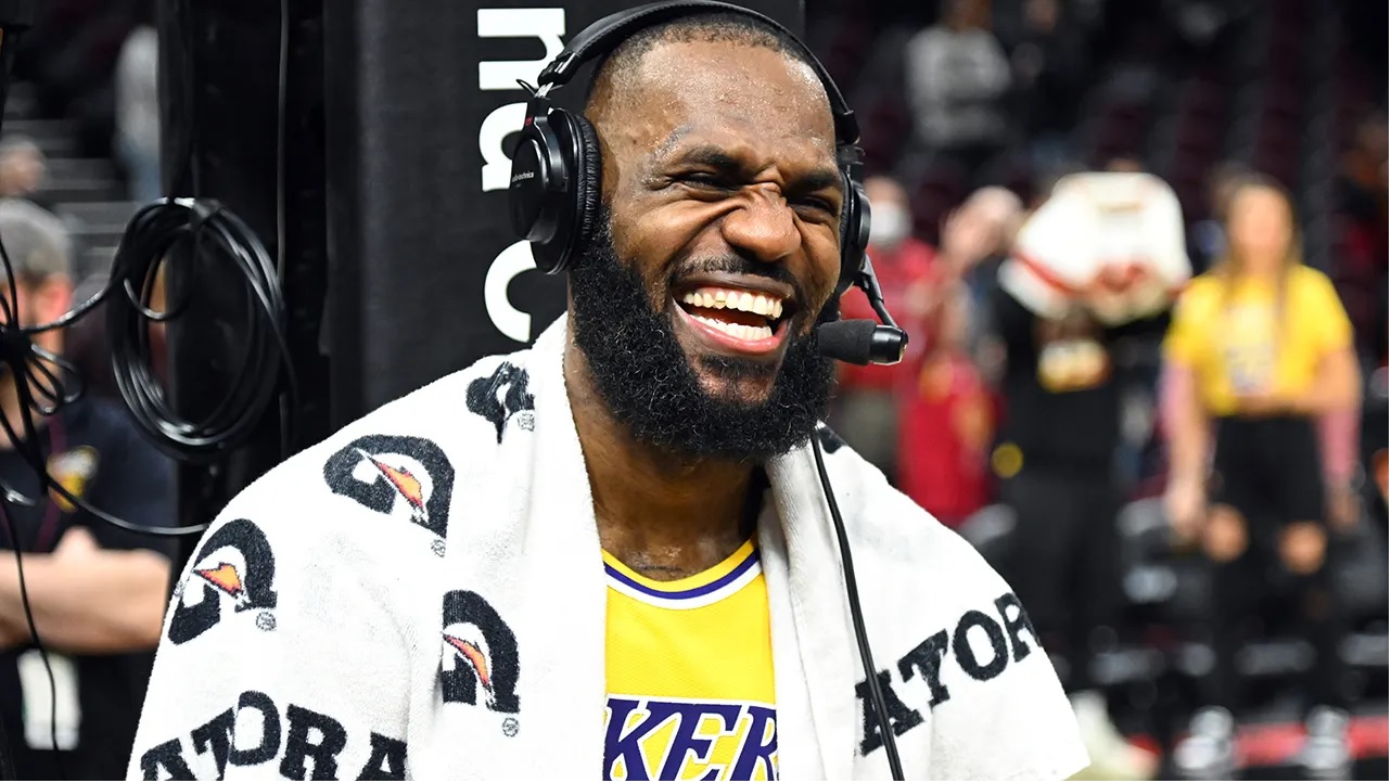 cuongnho lebron james warns lakers to ignore outside noise after latest loss stadium 651013d1c664d LeBron James warns Lakers to ignore ‘outside noise’ after latest loss Stadium