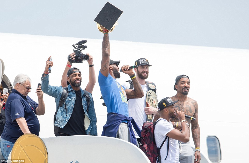 Cleveland Airport Puts On A Hero's Welcome For Lebron And His Squad In Vegas - Car Magazine TV