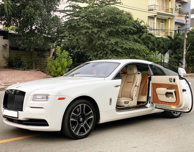 bao drake surprised everyone when his mother gave him a rolls royce wraith ring to celebrate his son s th birthday 652a5ef05a8b0 Drake Surprised Everyone When His Mother Gave Him A Rolls-royce Wraith Ring To Celebrate His Son's 37th Birthday.