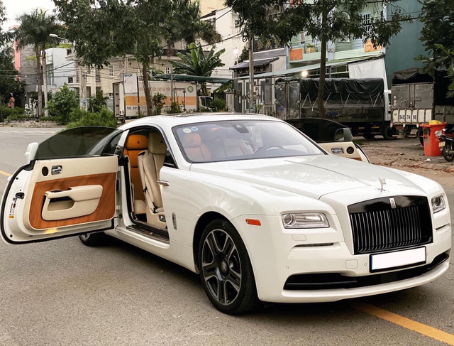 bao drake surprised everyone when his mother gave him a rolls royce wraith ring to celebrate his son s th birthday 652a5efa1c5aa Drake Surprised Everyone When His Mother Gave Him A Rolls-royce Wraith Ring To Celebrate His Son's 37th Birthday.