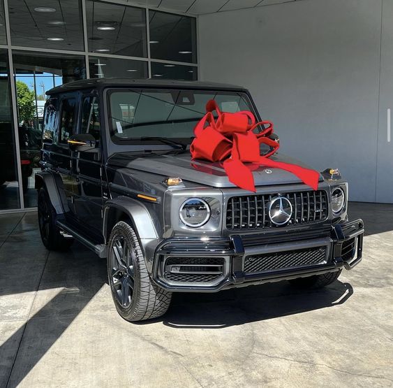 bao drake surprised millions of people when he gave a male fan a mercedes amg g because his girlfriend broke up with him 6526c6ebe2e3b Drake Surprised Millions Of People When He Gave A Male Fan A Mercedes Amg G63 Because His Girlfriend Broke Up With Him.