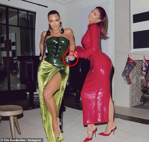 Arguing like a rich person: About to divorce, Kim Kardashian and her husband still buy each other Christmas gifts worth millions of dollars 5 kim kardashian, kanye west, kim kardashian kanye west