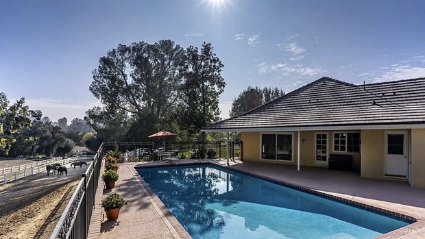 Once divorced, an A-list male star decided to spend more than 100 billion to buy a villa opposite his ex-wife's house to conquer her again - Photo 3.