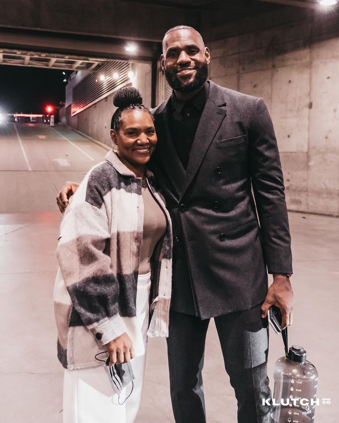 bao lebron james surprised everyone when he gave his mom a super rare mercedes g brabus makes his mom s dreams come true 651d86a97d2b5 Lebron James Surprised Everyone When He Gave His Mom A Super Rare Mercedes G63 Brabus Makes His Mom's Dreams Come True