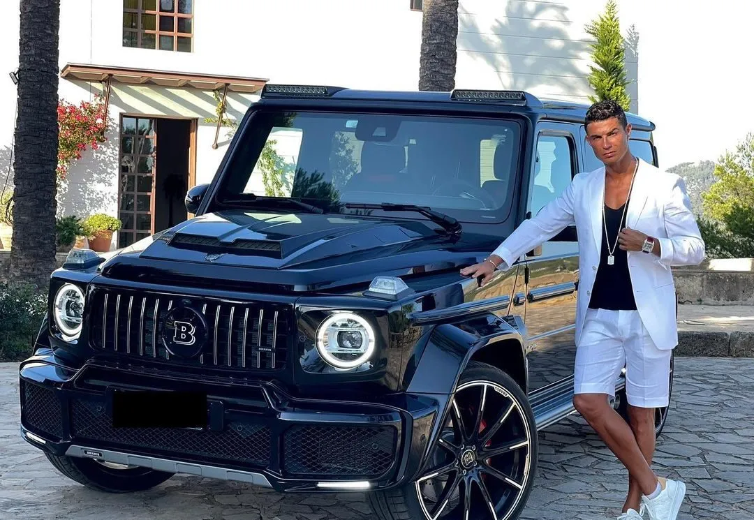 bao michael jordan surprised everyone when cr gave him a brabus g supercar on his summer vacation and on his st birthday 652bfdcc577a0 Michael Jordan Surprised Everyone When Cr7 Gave Him A Brabus G63 Supercar On His Summer Vacation And On His 61st Birthday.