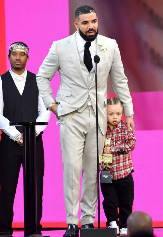 likhoa drake brought out his son while being honored at the bbmas and it was so precious 652541e083062 Drake Brought Out His Son While Being Honored At The Bbmas, And It Was So Precious