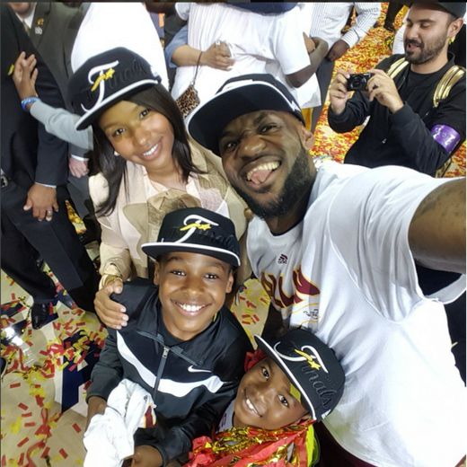 likhoa happy pictures of lebron james and his family over the years 652962a1c6d2c Happy Pictures Of Lebron James And His Family Over The Years