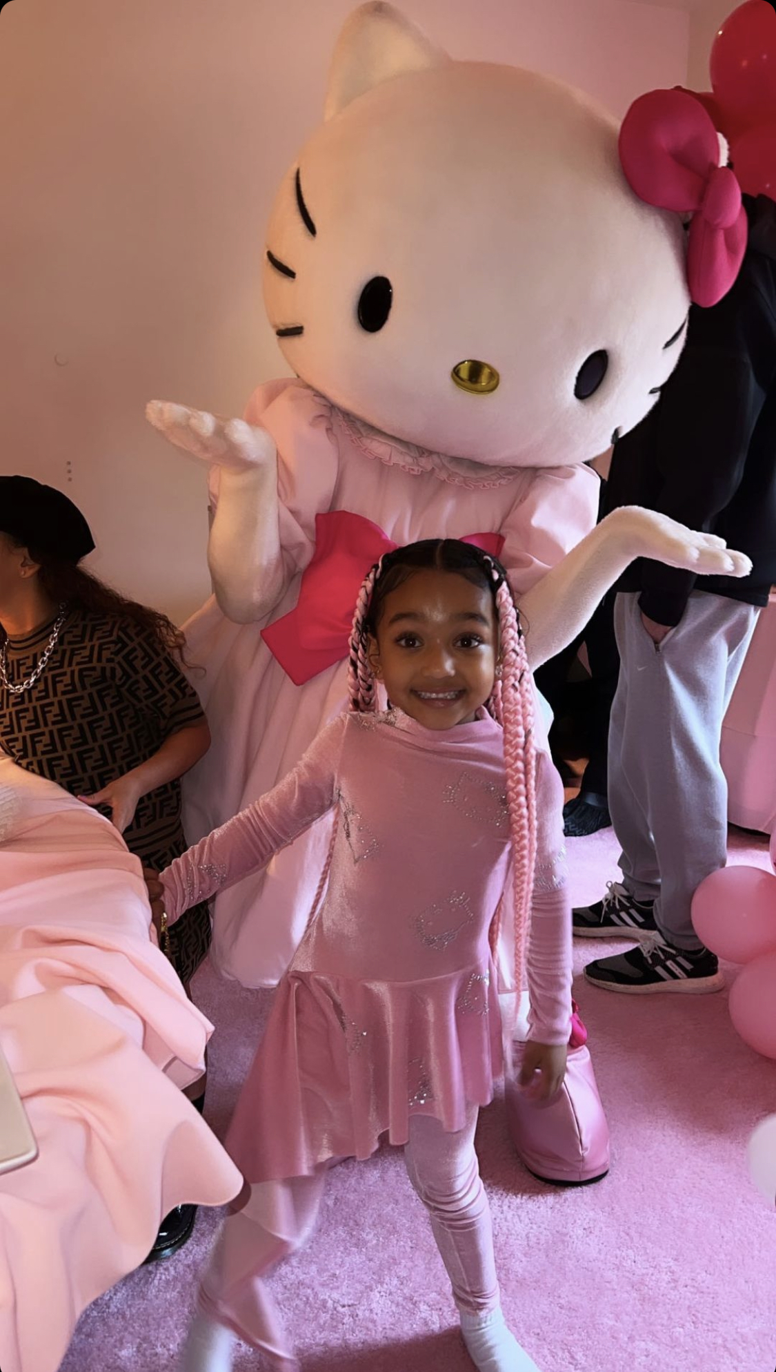 likhoa kim kardashian shared photos of her daughter chicago west s luxurious pink and hello kitty themed birthday party 6532a02047ce8 Kim Kardashian Shared Photos Of Her Daughter Chicago West's Luxurious Pink And Hello Kitty-themed Birthday Party