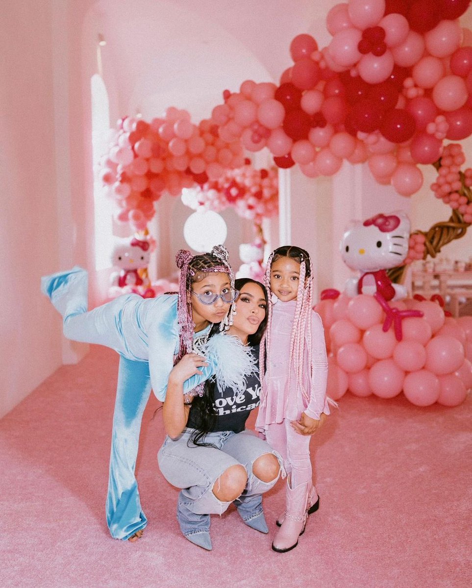 likhoa kim kardashian shared photos of her daughter chicago west s luxurious pink and hello kitty themed birthday party 6532a02619eb3 Kim Kardashian Shared Photos Of Her Daughter Chicago West's Luxurious Pink And Hello Kitty-themed Birthday Party