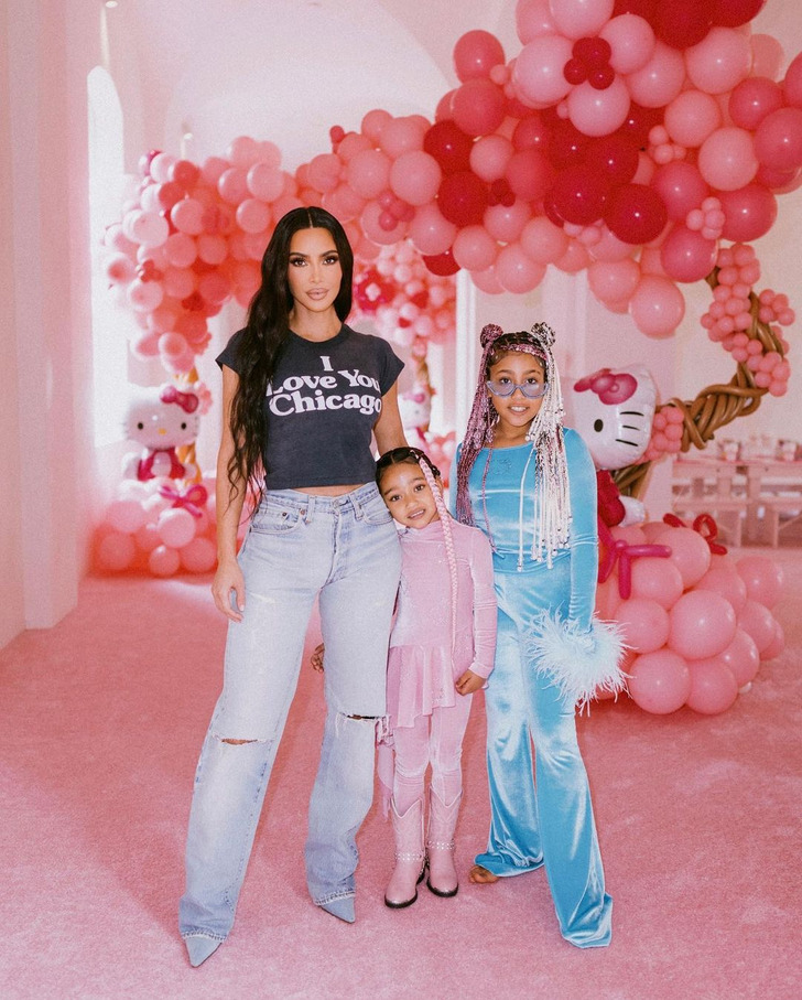 likhoa kim kardashian shared photos of her daughter chicago west s luxurious pink and hello kitty themed birthday party 6532a027c21d5 Kim Kardashian Shared Photos Of Her Daughter Chicago West's Luxurious Pink And Hello Kitty-themed Birthday Party