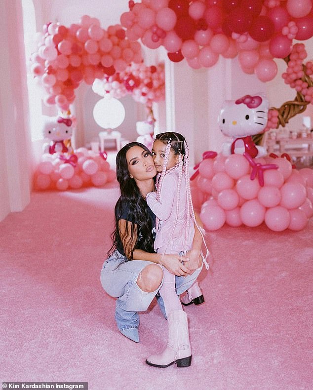 likhoa kim kardashian shared photos of her daughter chicago west s luxurious pink and hello kitty themed birthday party 6532a0296fc12 Kim Kardashian Shared Photos Of Her Daughter Chicago West's Luxurious Pink And Hello Kitty-themed Birthday Party