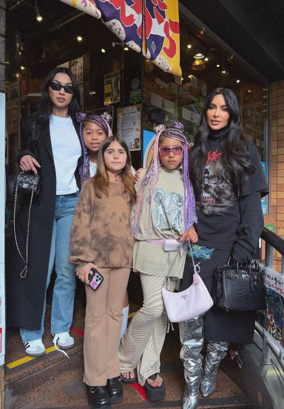 likhoa kim kardashian shares warm and intimate photos with her children during her trip to japan 6536a14210248 Kim Kardashian Shares Warm And Intimate Photos With Her Children During Her Trip To Japan