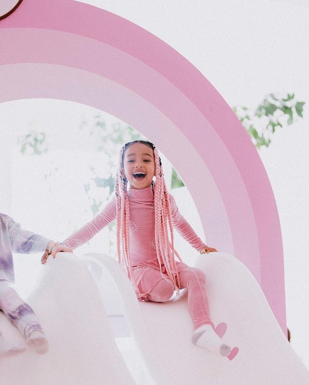 likhoa kim kardashian shared photos of her daughter chicago west s luxurious pink and hello kitty themed birthday party 6532a024e6e82 Kim Kardashian Shared Photos Of Her Daughter Chicago West's Luxurious Pink And Hello Kitty-themed Birthday Party