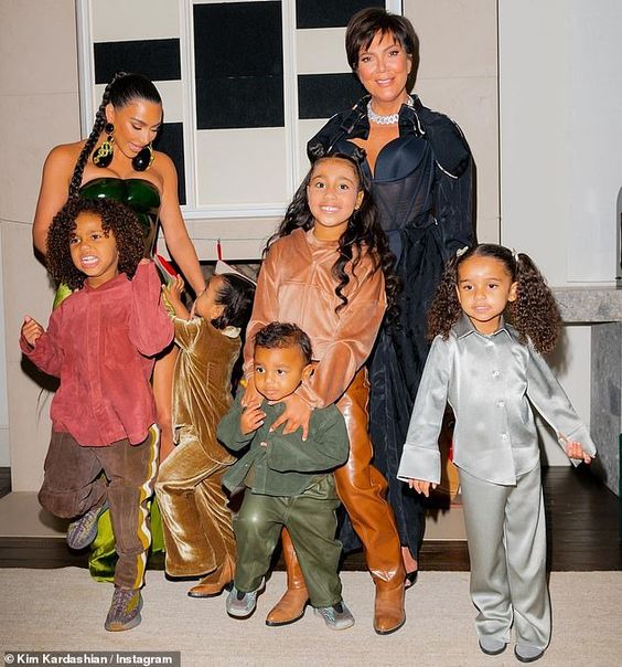 likhoa kim kardashian suddenly shared warm photos with her little angels chicago north and other family members during thanksgiving 653bd0b21cd14 Kim Kardashian Suddenly Shared Warm Photos With Her Little Angels Chicago, North And Other Family Members During Thanksgiving.