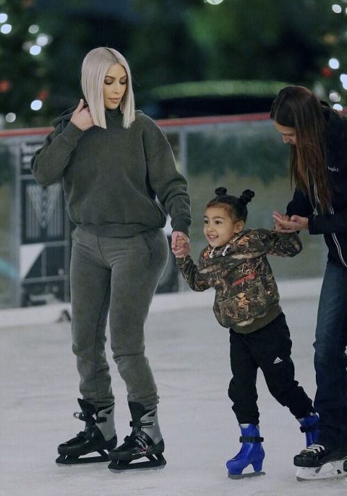 likhoa kim kardashian with her son saint and daughter chicago are excited to learn ice skating in northern canada 653bf86d8b53d Kim Kardashian With Her Son Saint And Daughter Chicago Are Excited To Learn Ice Skating In Northern Canada.