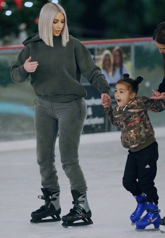likhoa kim kardashian with her son saint and daughter chicago are excited to learn ice skating in northern canada 653bf86fd3b99 Kim Kardashian With Her Son Saint And Daughter Chicago Are Excited To Learn Ice Skating In Northern Canada.