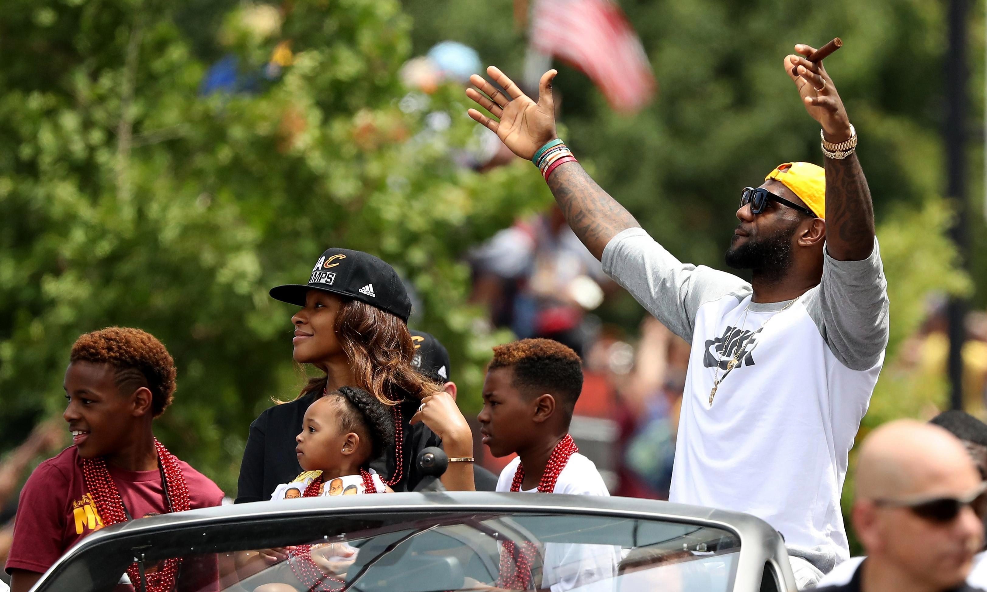 likhoa last rare pictures of lebron james during cleveland cavaliers waving to fans photo news 653a34a503459 Last Rare Pictures Of Lebron James During Cleveland Cavaliers Waving To Fans Photo News