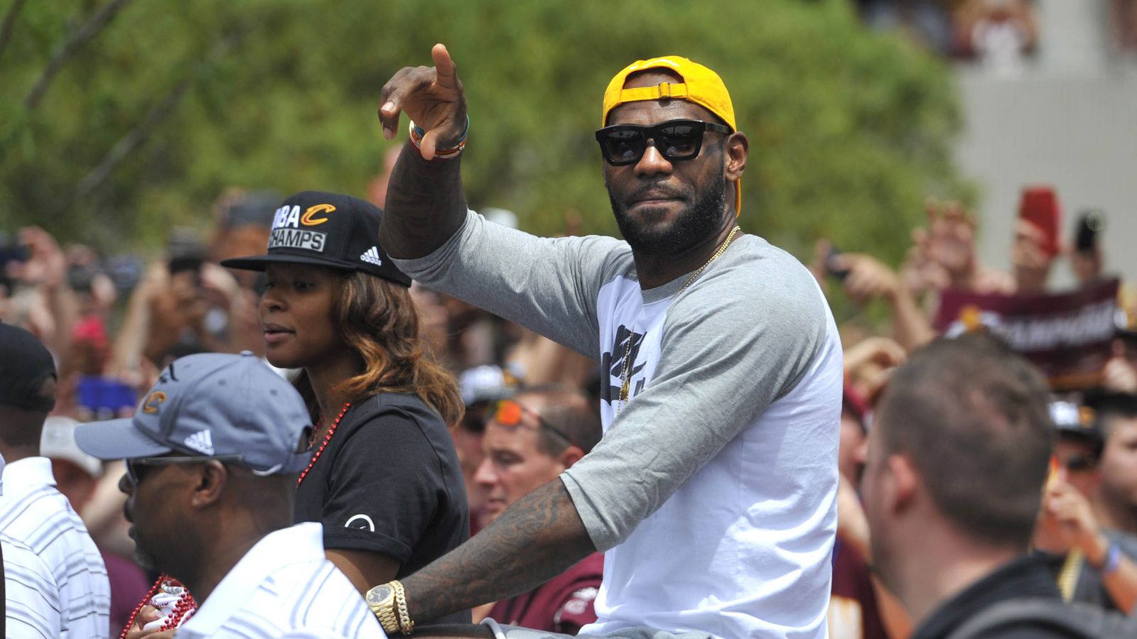 likhoa last rare pictures of lebron james during cleveland cavaliers waving to fans photo news 653a34a8a0ea3 Last Rare Pictures Of Lebron James During Cleveland Cavaliers Waving To Fans Photo News