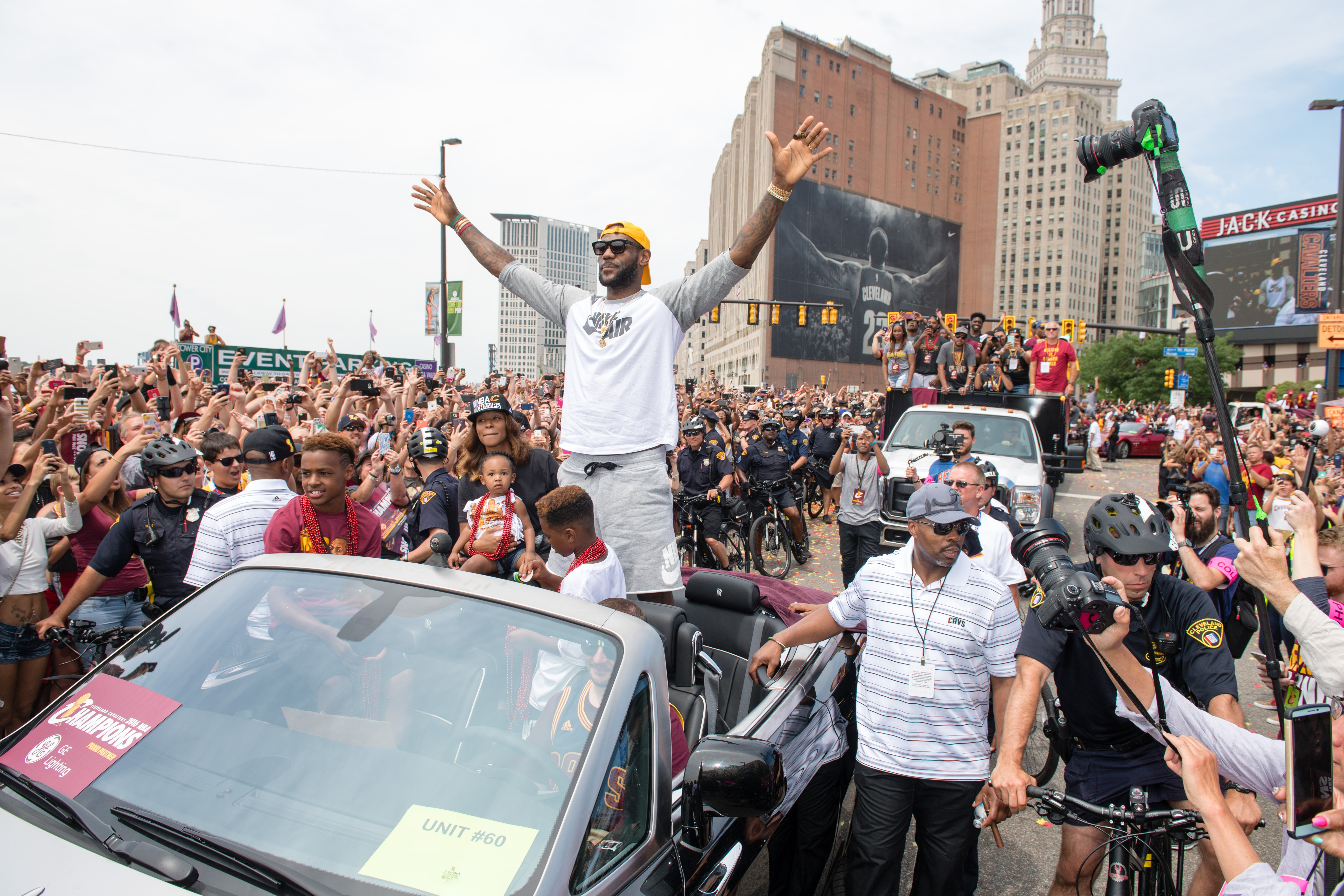 Last Rare Pictures Of Lebron James During Cleveland Cavaliers Waving To Fans Photo News - Car Magazine TV