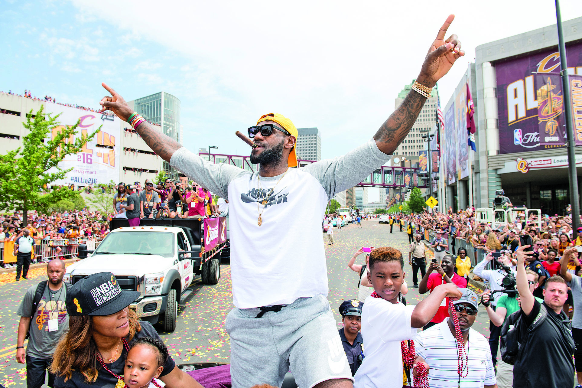 likhoa last rare pictures of lebron james during cleveland cavaliers waving to fans photo news 653a34acbb1b4 Last Rare Pictures Of Lebron James During Cleveland Cavaliers Waving To Fans Photo News