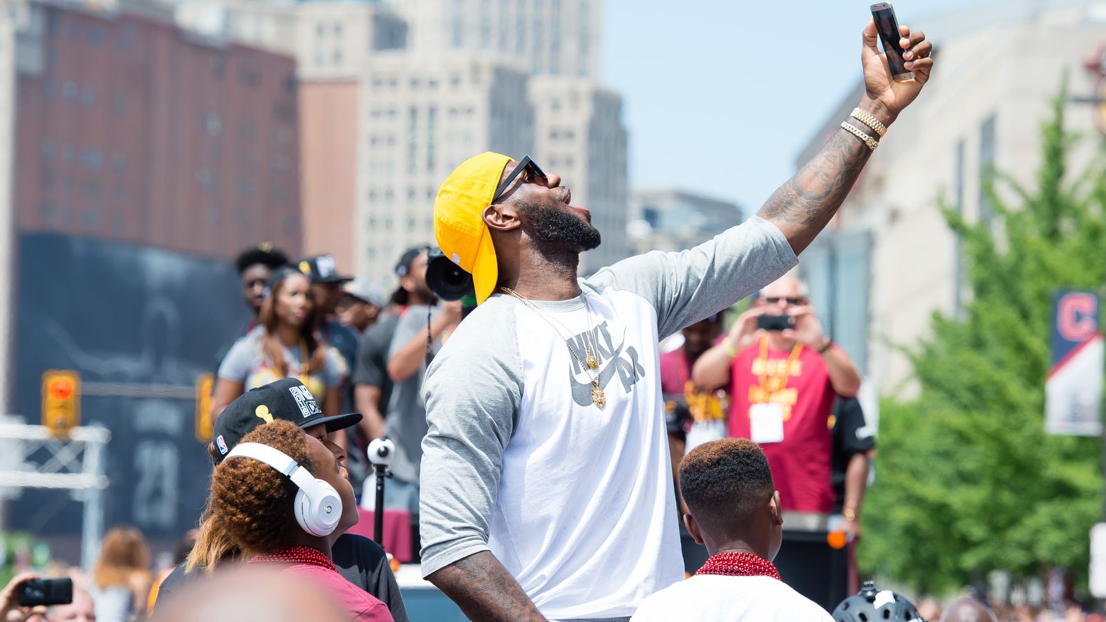 likhoa last rare pictures of lebron james during cleveland cavaliers waving to fans photo news 653a34af5b025 Last Rare Pictures Of Lebron James During Cleveland Cavaliers Waving To Fans Photo News