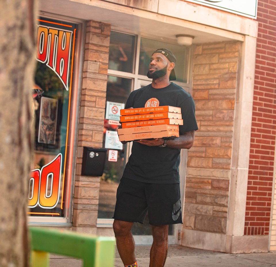 Everyone' surprise reaction when they meet delivery guy looks like LeBron James