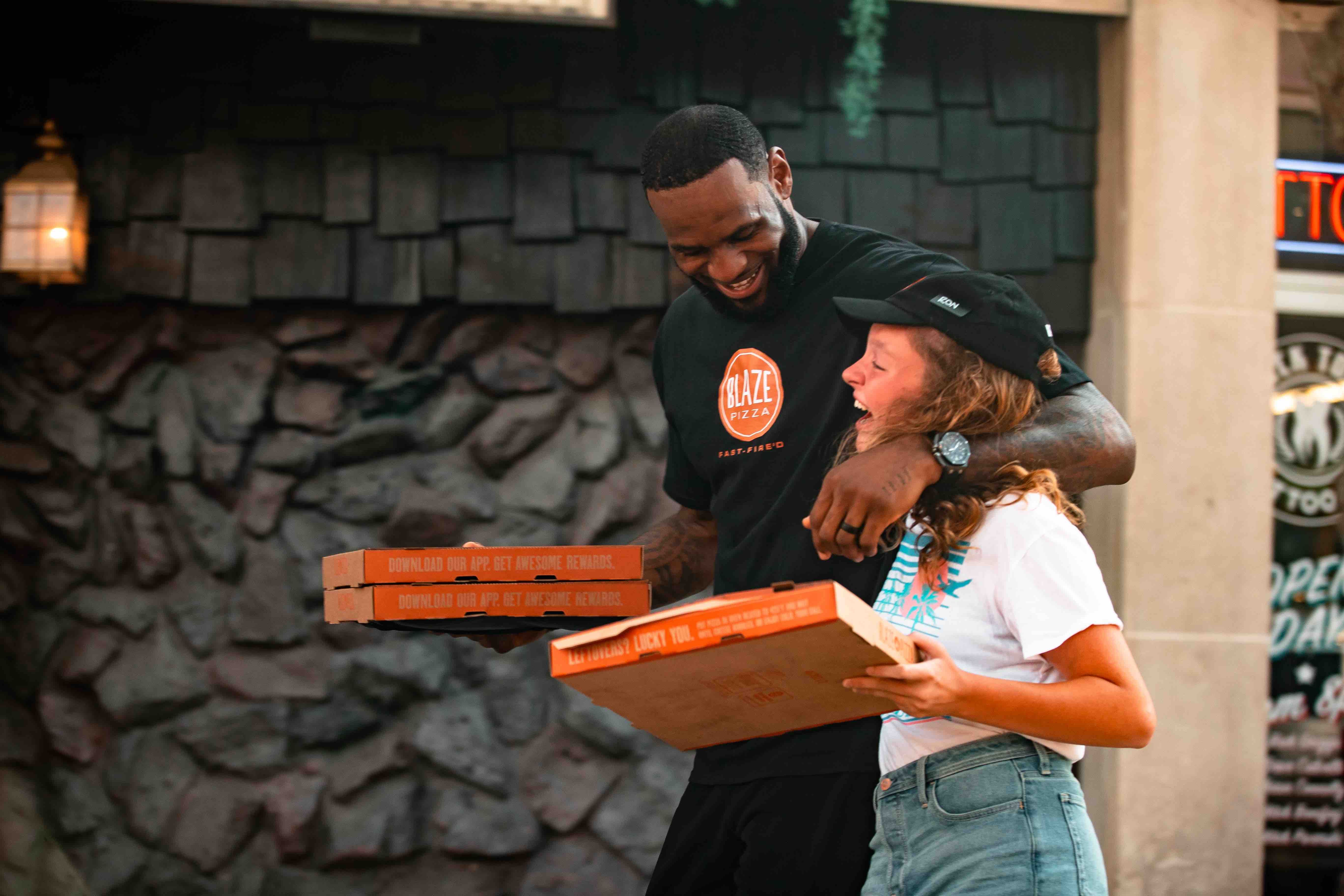 Everyone' surprise reaction when they meet delivery guy looks like LeBron James