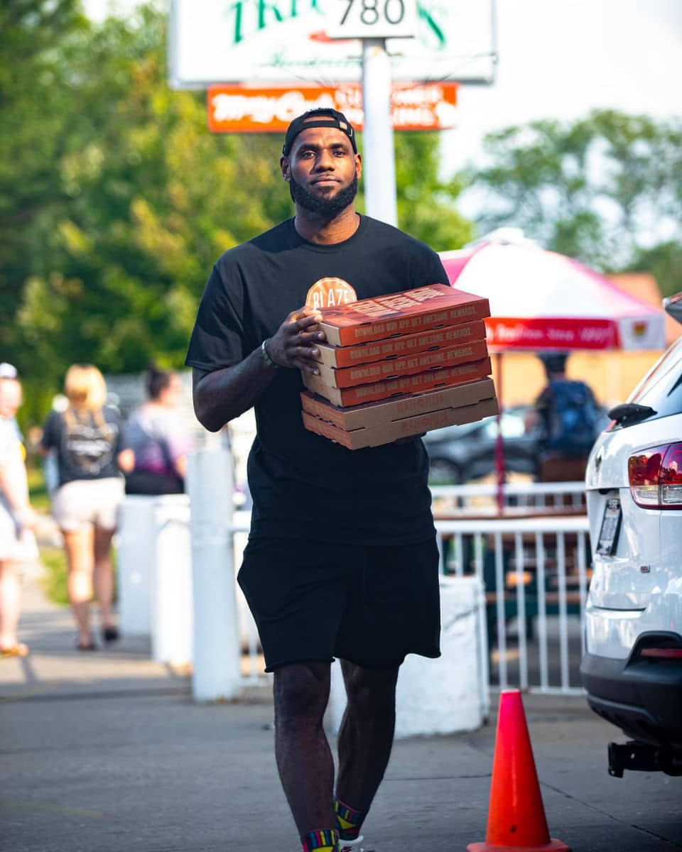 likhoa lebron james accidentally became a pizza delivery person to help a young fan while she had too many orders to deliver 652b66ac7efd9 Lebron James Accidentally Became A Pizza Delivery Person To Help A Young Fan While She Had Too Many Orders To Deliver