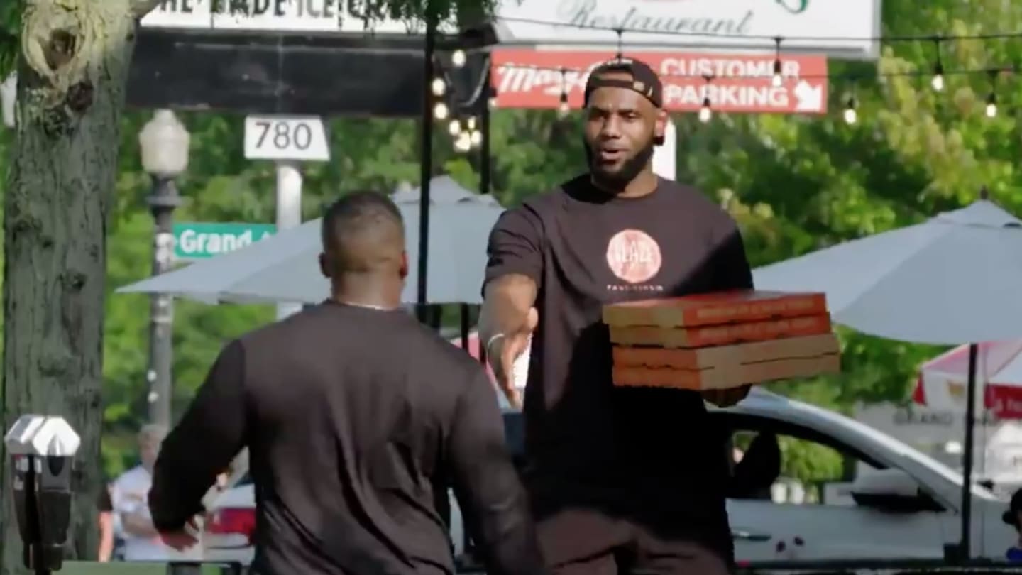 Everyone' surprise reaction when they meet delivery guy looks like LeBron James