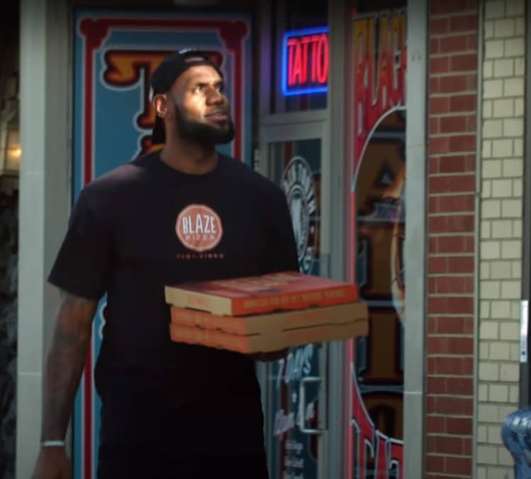 likhoa lebron james accidentally became a pizza delivery person to help a young fan while she had too many orders to deliver 652b66acd5f0d Lebron James Accidentally Became A Pizza Delivery Person To Help A Young Fan While She Had Too Many Orders To Deliver