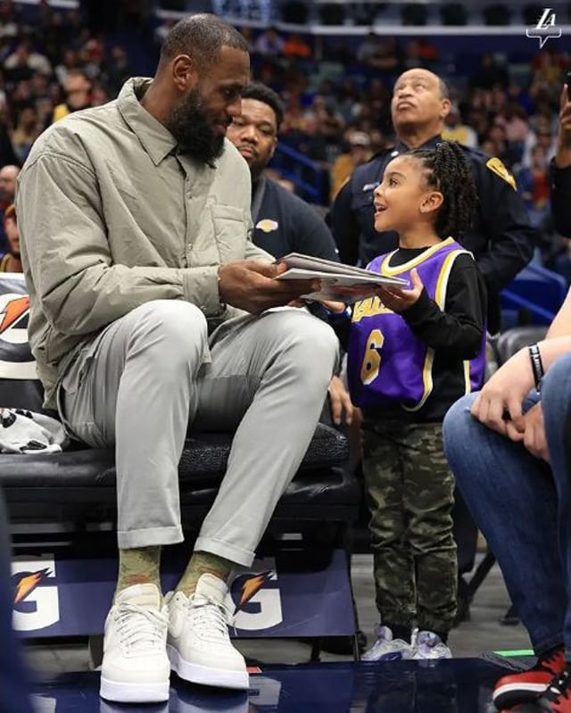 likhoa lebron james reluctantly became a reader for his little fan after personally signing autographs and sending wishes to her on social networks 653741e952ae2 Lebron James Reluctantly Became A Reader For His Little Fan After Personally Signing Autographs And Sending Wishes To Her On Social Networks.