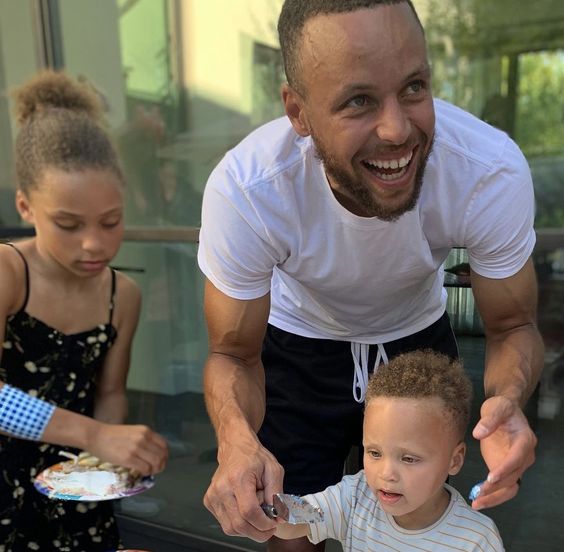 likhoa stephen curry humorously showed off his son canon s expression when he first ate a birthday cake he made himself 6538d3de3b386 Stephen Curry Humorously Showed Off His Son Canon's Expression When He First Ate A Birthday Cake He Made Himself