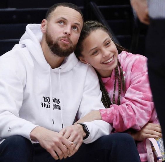 likhoa stephen curry s daughter little riley has grown up as beautiful as a muse going with her father to watch women s basketball games 653be1d0b9e14 Stephen Curry's Daughter - Little Riley, Has Grown Up As Beautiful As A Muse, Going With Her Father To Watch Women's Basketball Games.