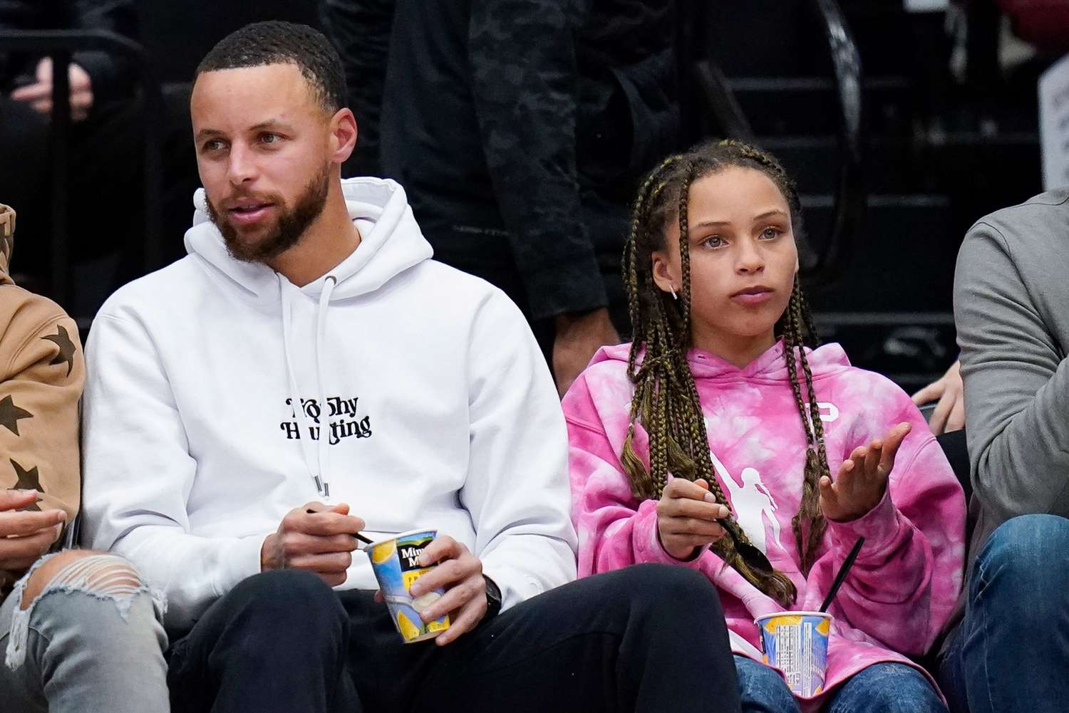 likhoa stephen curry s daughter little riley has grown up as beautiful as a muse going with her father to watch women s basketball games 653be1d43ca22 Stephen Curry's Daughter - Little Riley, Has Grown Up As Beautiful As A Muse, Going With Her Father To Watch Women's Basketball Games.