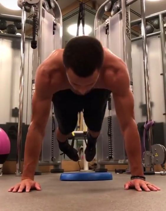 likhoa stephen curry s simple at home exercises help improve his throws in the most basic way 653a2da28f7e8 Stephen Curry's Simple At-home Exercises Help Improve His Throws In The Most Basic Way