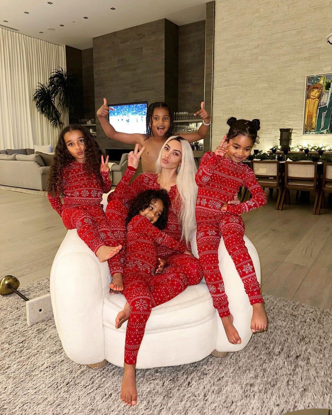 likhoa sweet chicago west next to kim kardashian and her siblings in a family photo set that makes the online community constantly praise 6539def5bcd58 Sweet Chicago West Next To Kim Kardashian And Her Siblings In A Family Photo Set That Makes The Online Community Constantly Praise