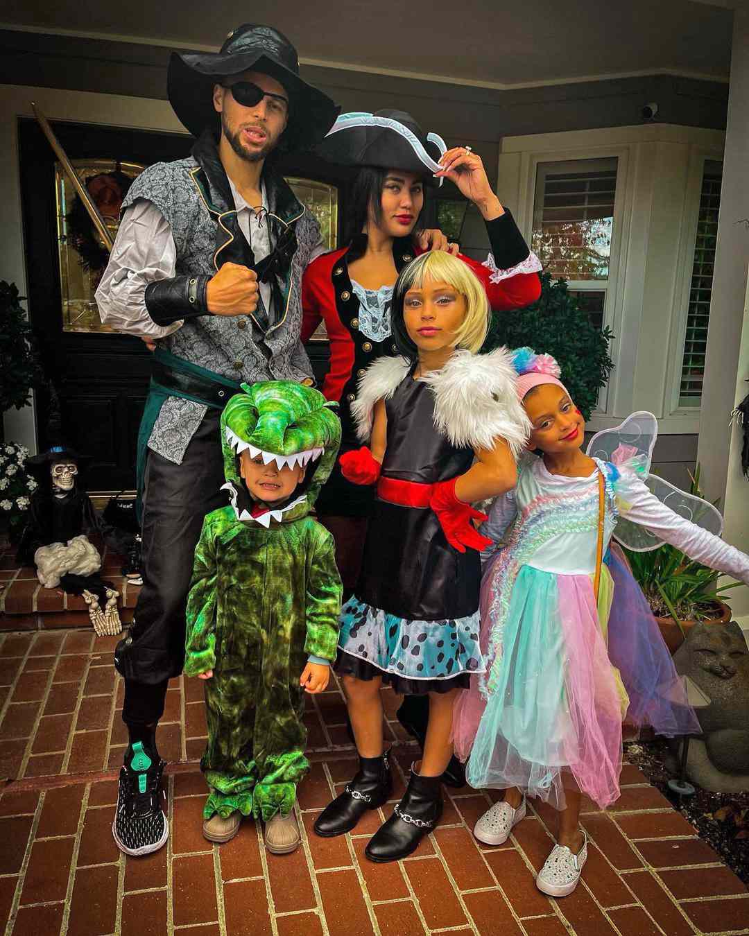 likhoa unconventional halloween costume ideas from stephen curry s family and their adorable kids for 6538cffe7b3d0 Unconventional Halloween Costume Ideas From Stephen Curry's Family And Their Adorable Kids For 2023