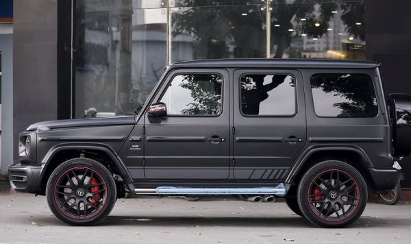 mercedes benz g63 2021 2022 moi mau den 1 600x356 1 What Few People Know Is That Drake Surprised The Whole World When He Gave Kylie Jenner A Mercedes-amg G63 Car Filled With Roses To Express His Love For Her.