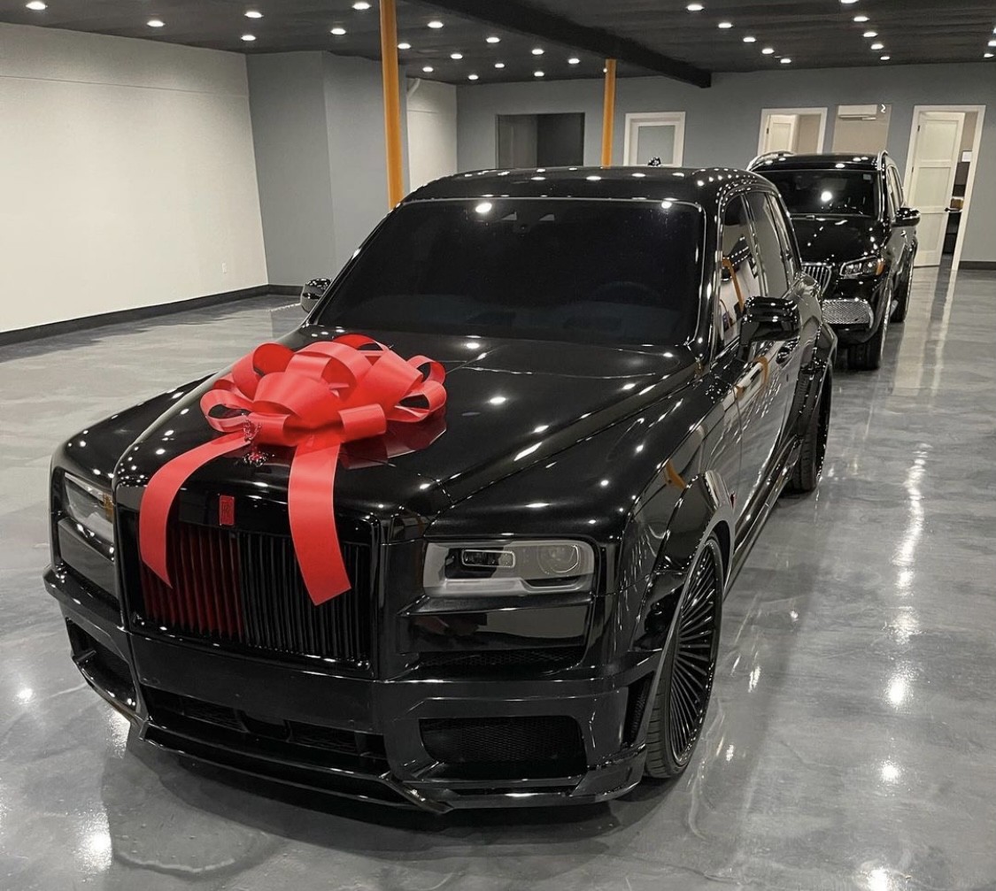bao floyd mayweather surprised the world by gifting mike tyson a rolls royce cullinan supercar to congratulate his fellow boxer on successfully securing two prestigious championship belts 654f022635ff7 Floyd Mayweather Surprised The World By Gifting Mike Tyson A Rolls-royce Cullinan Supercar To Congratulate His Fellow Boxer On Successfully Securing Two Prestigious Championship Belts.