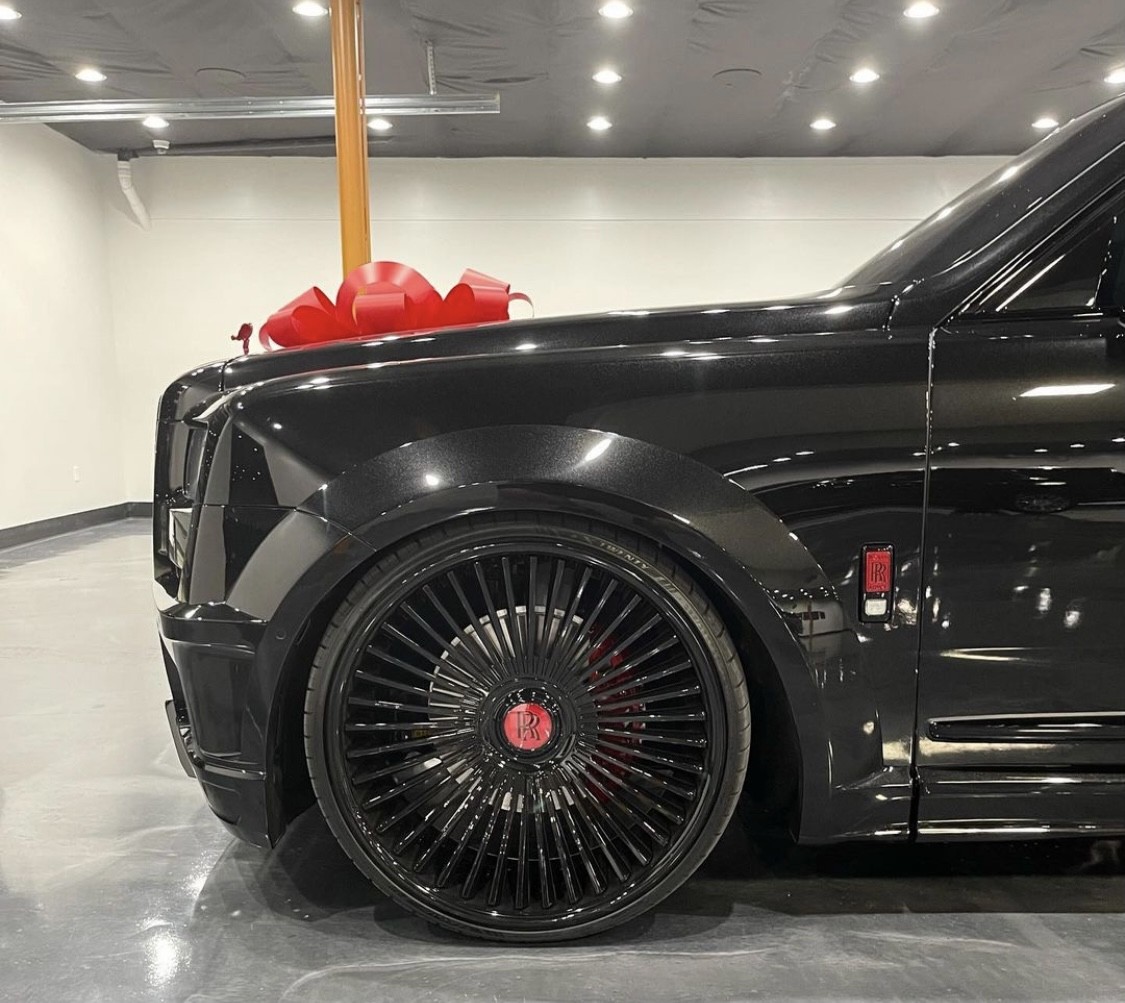 bao floyd mayweather surprised the world by gifting mike tyson a rolls royce cullinan supercar to congratulate his fellow boxer on successfully securing two prestigious championship belts 654f0227d87b2 Floyd Mayweather Surprised The World By Gifting Mike Tyson A Rolls-royce Cullinan Supercar To Congratulate His Fellow Boxer On Successfully Securing Two Prestigious Championship Belts.